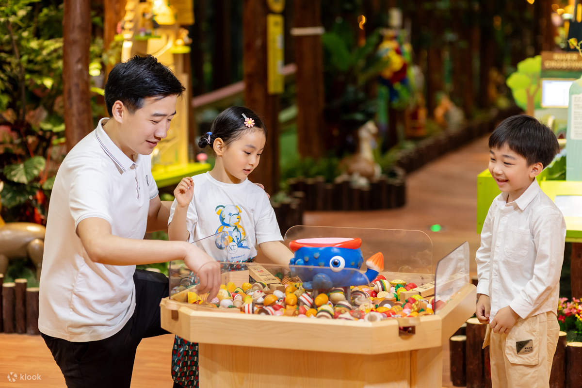 Vous pouvez vous amuser même avec votre bébé. Dans l'aire de jeux de la forêt de Muyu, de nombreux jeux peuvent être pratiqués par les adultes et les enfants ! Ensemble, vous pouvez améliorer l'interaction parent-enfant et la communication émotionnelle, e